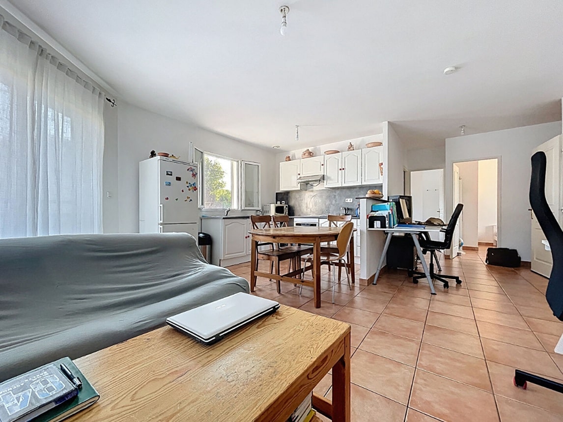 Salon spacieux et lumineux avec coin cuisine ouvert dans une maison à vendre à Avignon, quartier des Rotondes