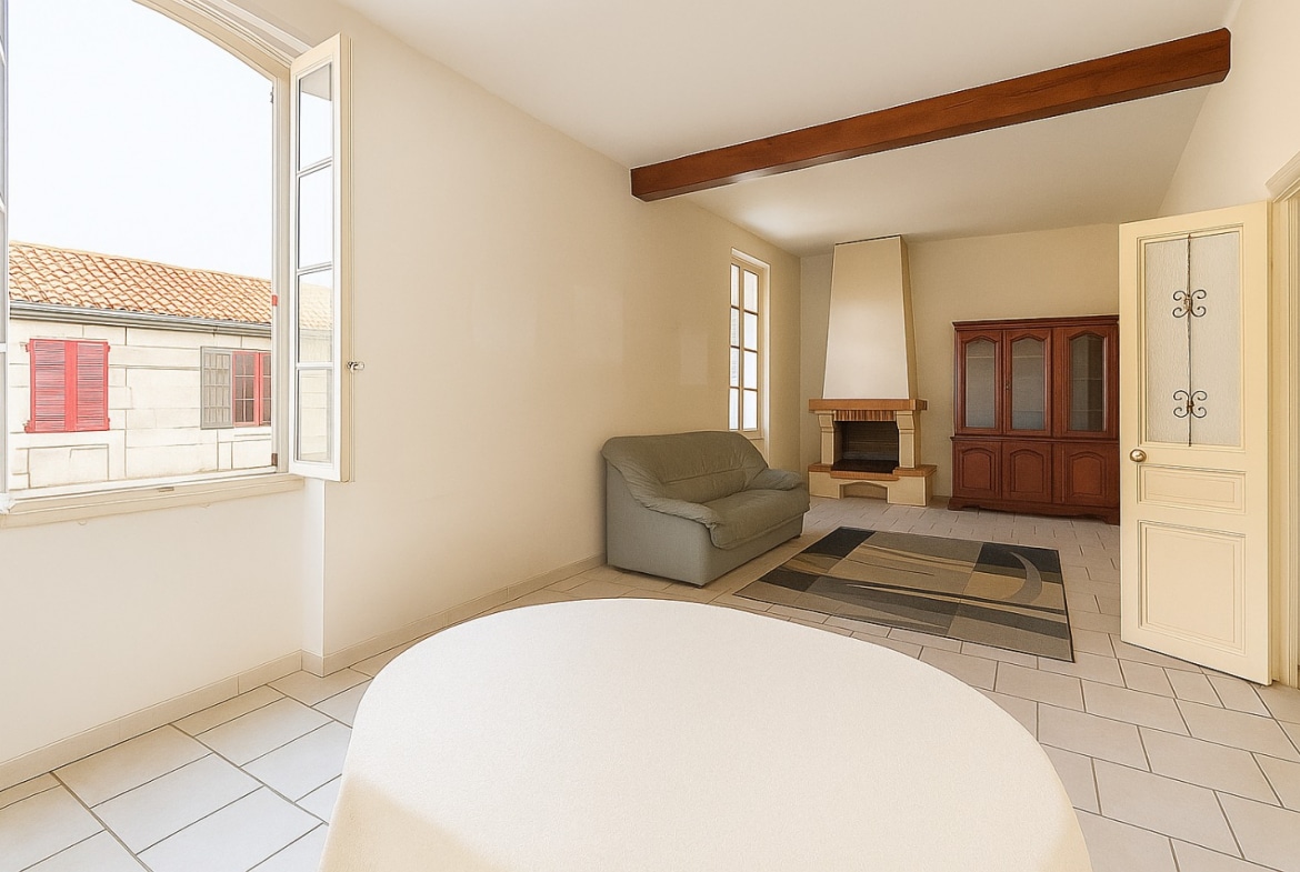 Salon spacieux et clair avec canapé, cheminée et poutre apparente à Avignon