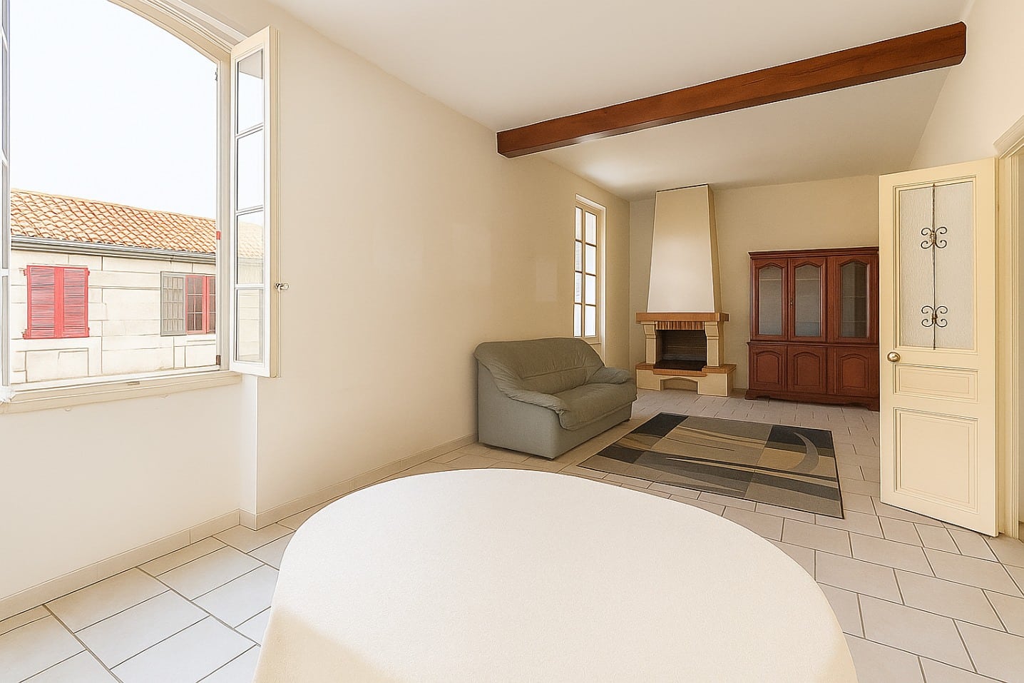 Salon spacieux et clair avec canapé, cheminée et poutre apparente à Avignon