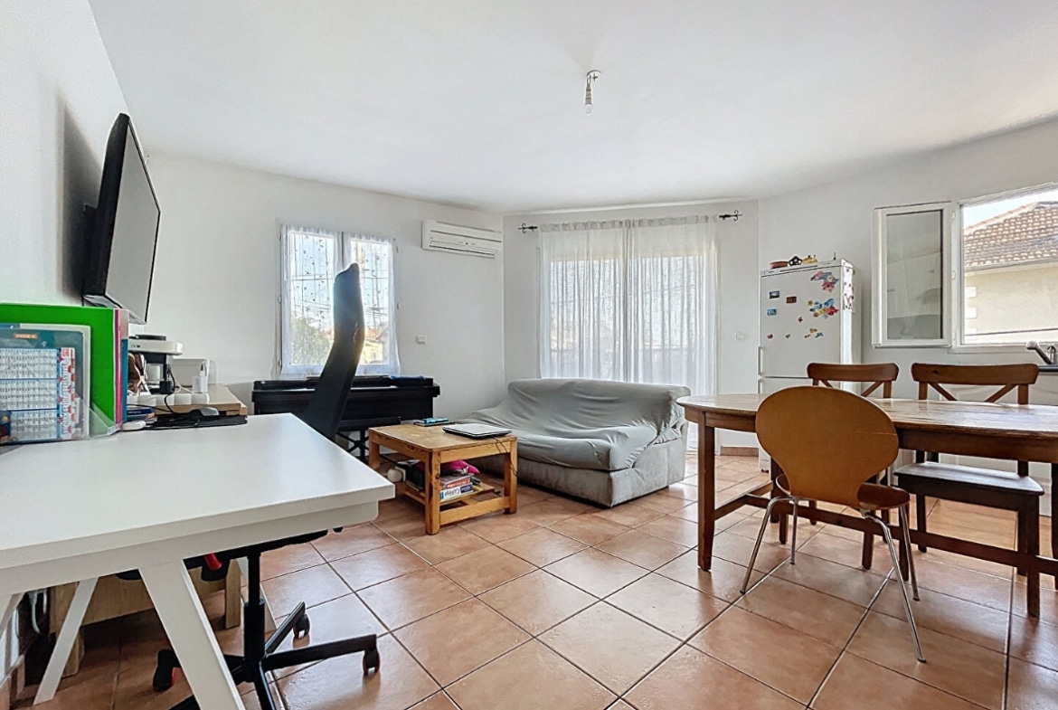 Séjour lumineux et bien agencé avec coin repas et espace de travail à Avignon, idéal pour investisseur