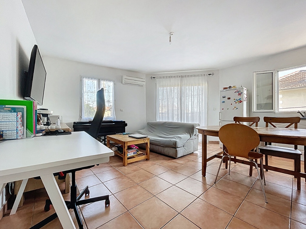 Séjour lumineux et bien agencé avec coin repas et espace de travail à Avignon, idéal pour investisseur