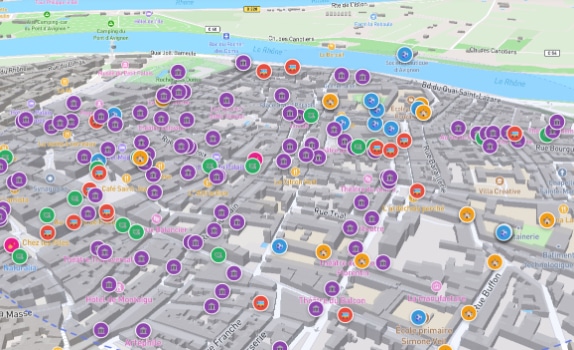 Carte 3D interactive du centre historique d'Avignon affichant la densité des points d'intérêt autour du quartier Carmes : transports en commun, commerces, équipements culturels et scolaires. Les marqueurs colorés par catégorie identifient les services accessibles à pied depuis le fonds de commerce proposé à la vente.
