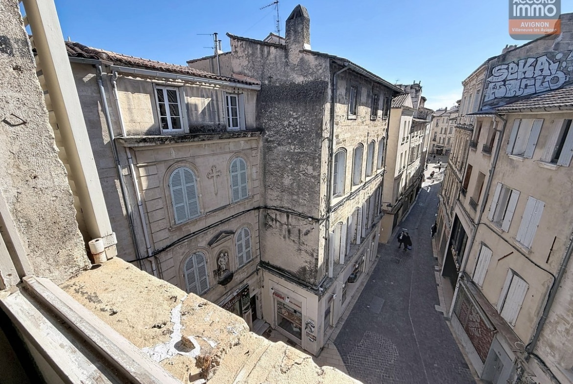 Vue imprenable sur ruelle typique du centre historique d'Avignon depuis appartement dernier étage