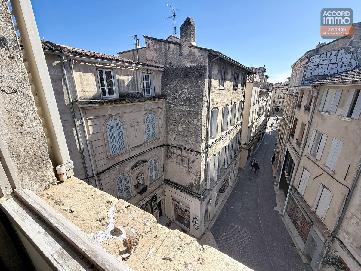 Vue imprenable sur ruelle typique du centre historique d'Avignon depuis appartement dernier étage