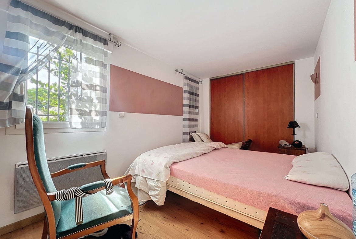 Chambre située au rez-de-chaussée avec fenêtre en PVC double vitrage. Pièce de nuit avec volet roulant dans une maison T3 à Avignon.