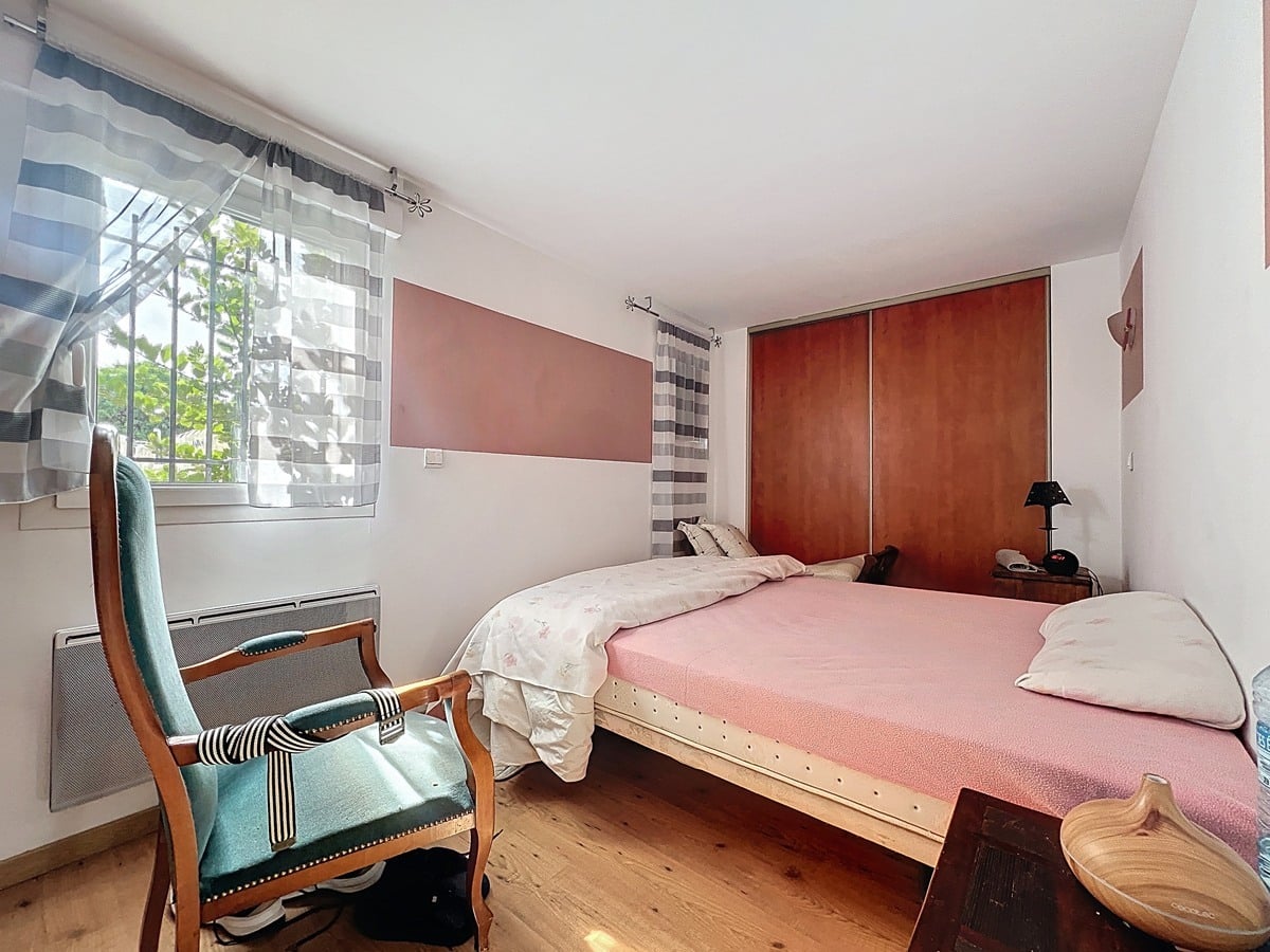 Chambre située au rez-de-chaussée avec fenêtre en PVC double vitrage. Pièce de nuit avec volet roulant dans une maison T3 à Avignon.