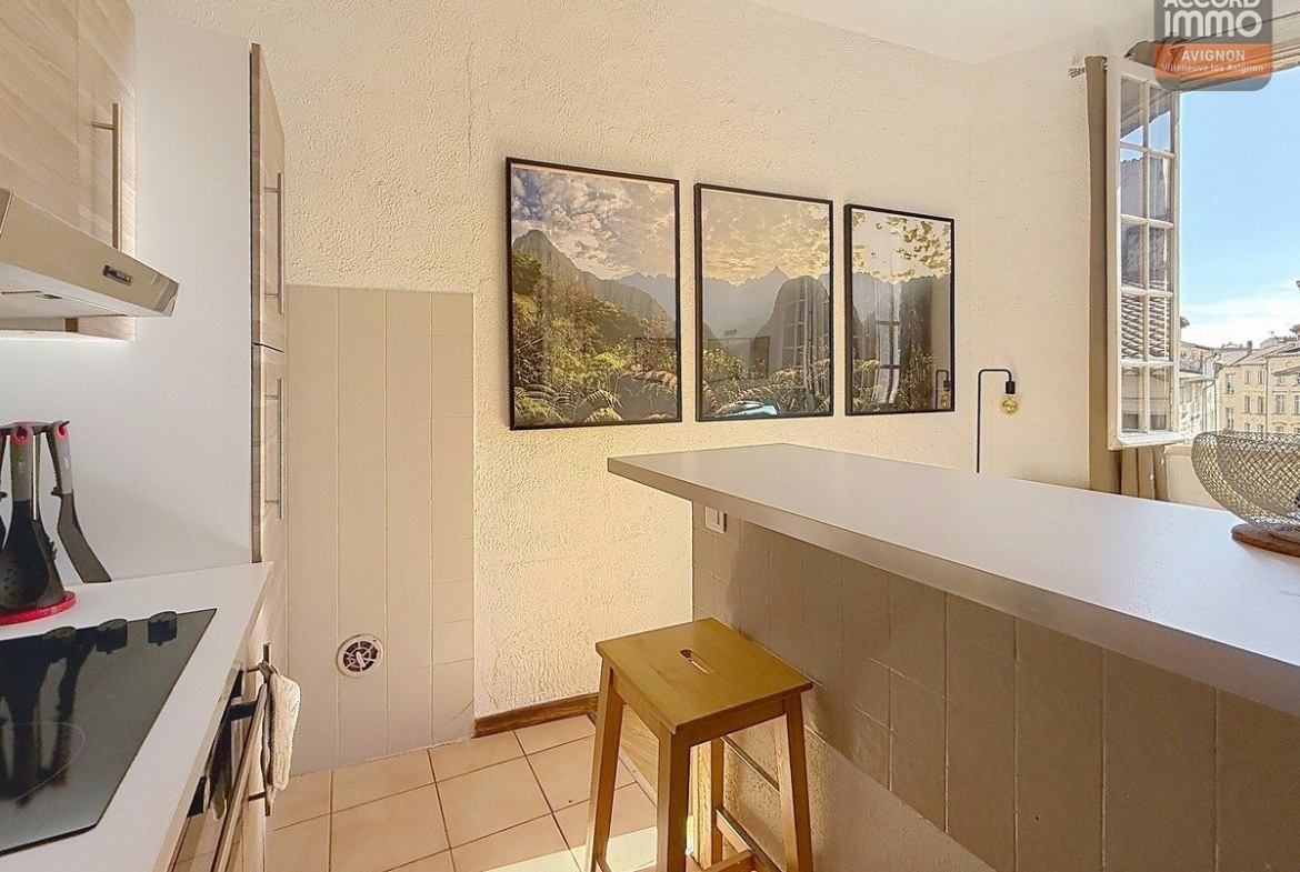 Séjour orienté sud avec fenêtre à huisserie bois, sol en carrelage ou parquet et murs clairs. Espace polyvalent accueillant coin salon et zone repas, hauteur sous plafond standard.