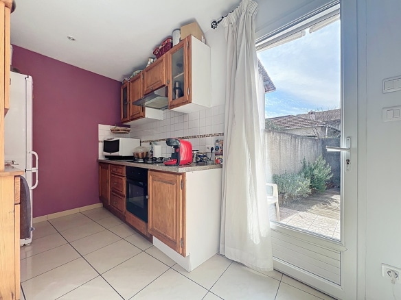 Cuisine aménagée avec meubles et équipements intégrés. Espace fonctionnel avec plan de travail et rangements dans une maison T3 située à Avignon secteur Saint-Geniest.