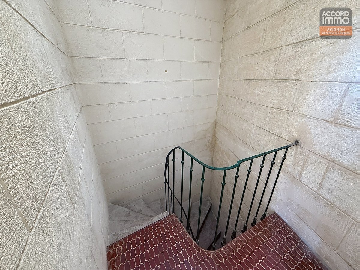 Hall d'entrée desservant les différentes pièces du T1, porte d'accès depuis le palier du troisième étage. Revêtement mural neutre et sol coordonné avec le reste du logement.