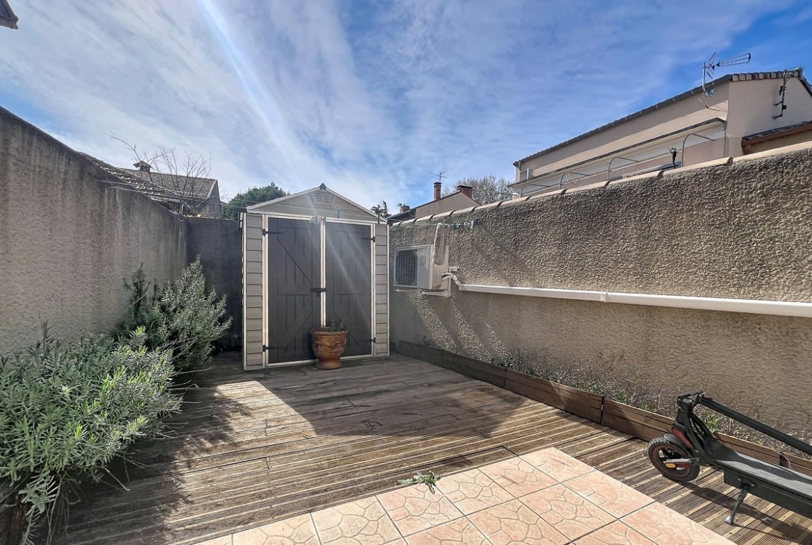 Espace cour extérieure attenant à la maison de plain-pied. Terrain végétalisé au sein de la copropriété de six lots à Avignon secteur Saint-Geniest.