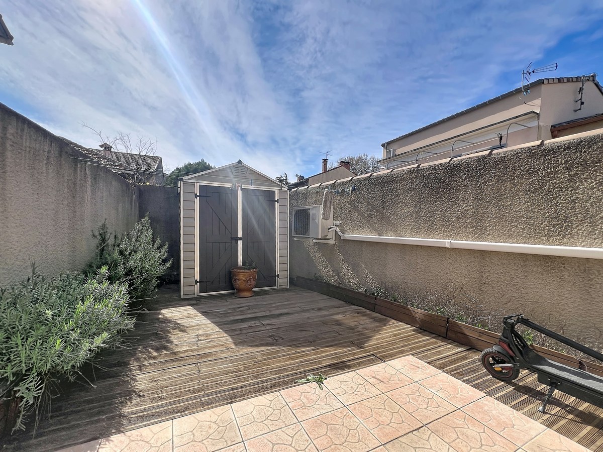 Espace cour extérieure attenant à la maison de plain-pied. Terrain végétalisé au sein de la copropriété de six lots à Avignon secteur Saint-Geniest.