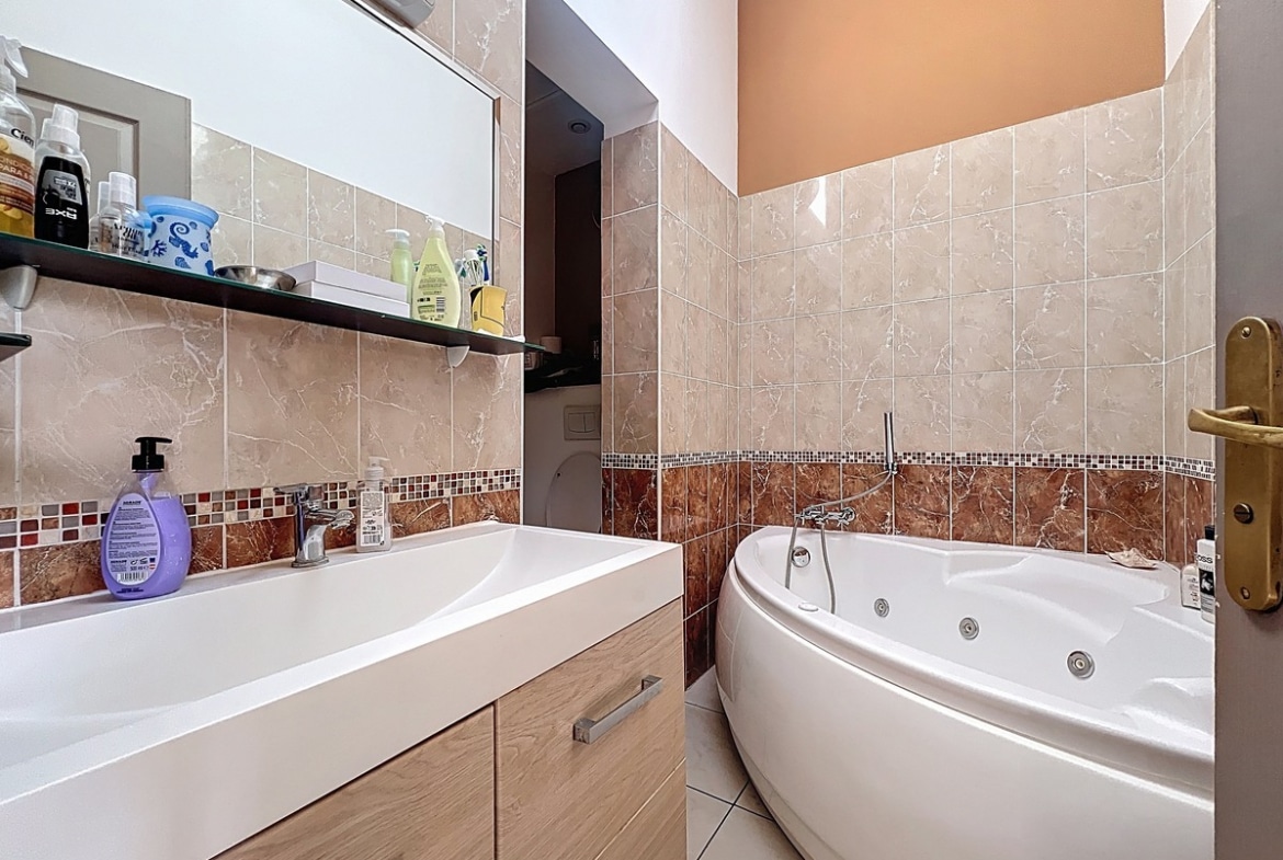 Salle de bains complète avec WC intégré. Pièce d'eau équipée dans une maison de plain-pied construite en 2012 à Avignon.