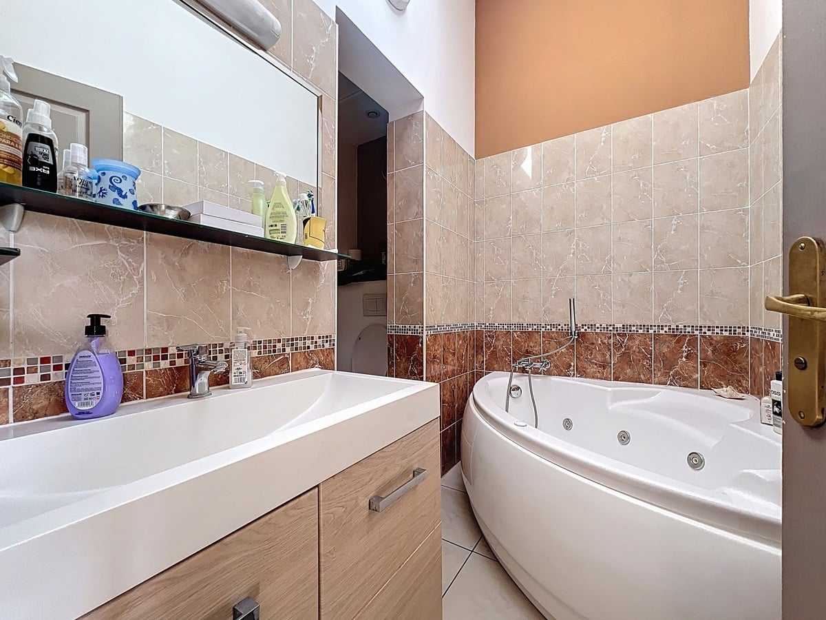 Salle de bains complète avec WC intégré. Pièce d'eau équipée dans une maison de plain-pied construite en 2012 à Avignon.