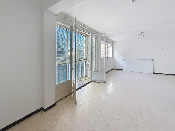 Pièce de vie principale avec espace pour canapé et mobilier, fenêtre apportant la lumière du jour. Séjour aux murs neutres dans un appartement au sein d'une résidence avec ascenseur.