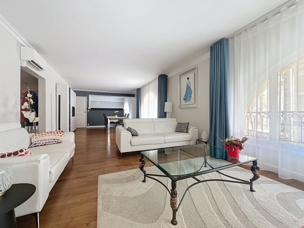 Séjour ouvert avec espace repas et accès vers la cuisine américaine. Sol uniforme et plafond avec hauteur standard dans ce duplex avignonnais.