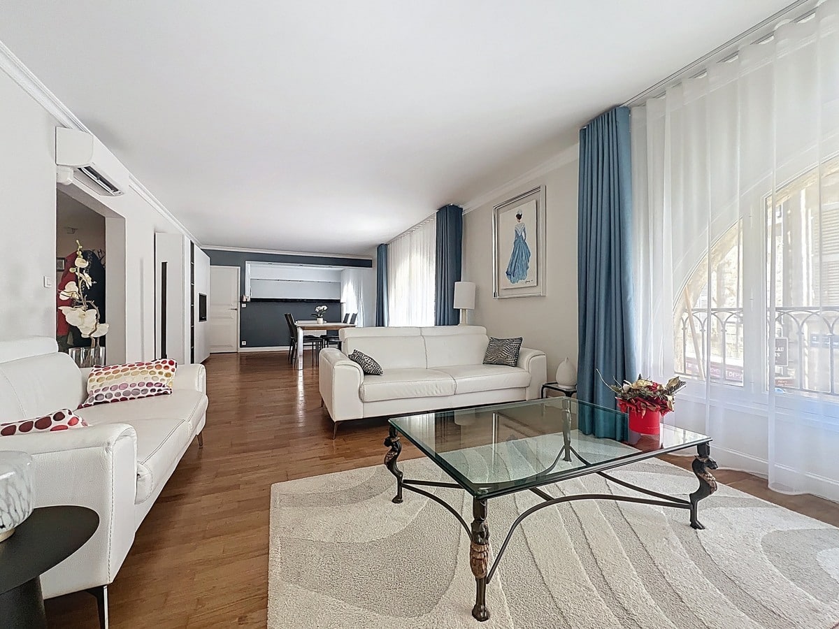 Séjour ouvert avec espace repas et accès vers la cuisine américaine. Sol uniforme et plafond avec hauteur standard dans ce duplex avignonnais.