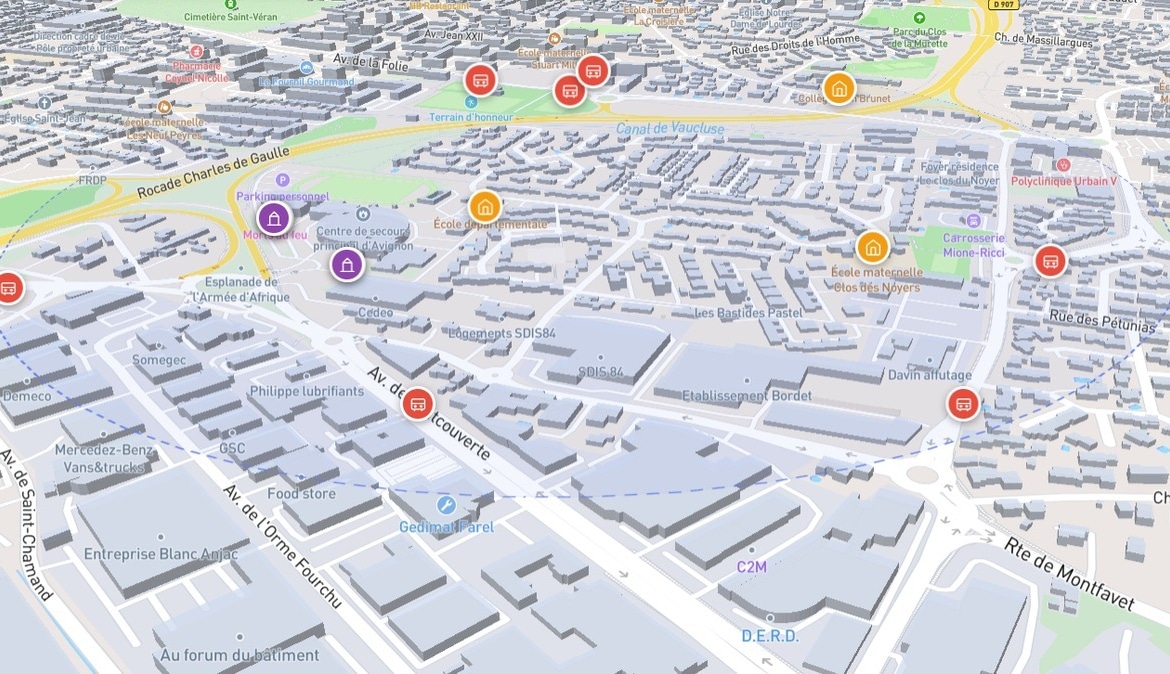 Vue cartographique 3D du quartier Pont des Deux Eaux à Avignon montrant la Rocade Charles de Gaulle. Repères colorés indiquant écoles, commerces et services à proximité du Canal de Vaucluse.
