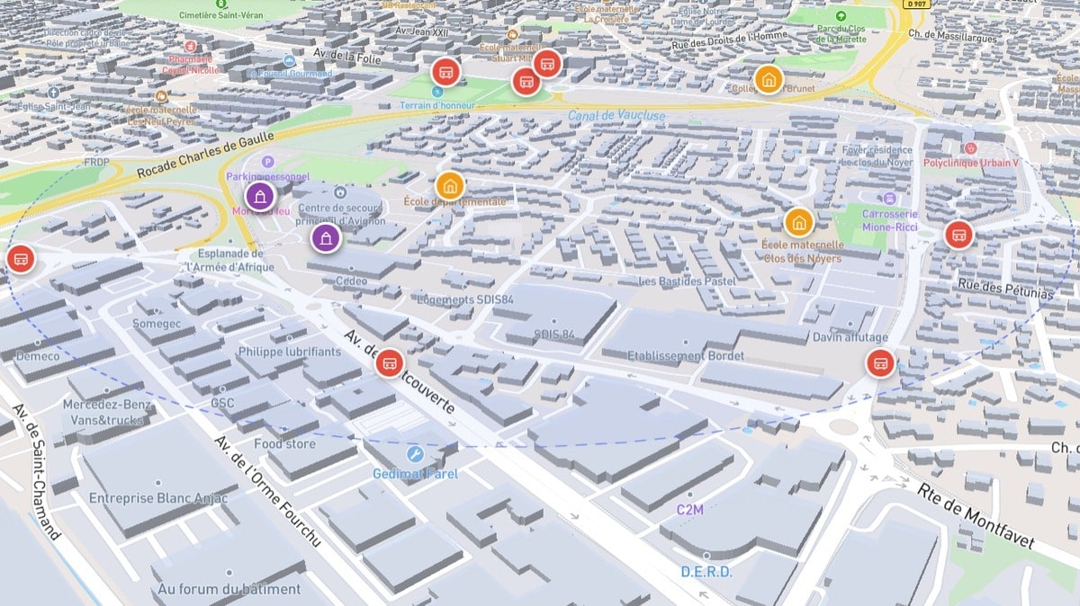 Vue cartographique 3D du quartier Pont des Deux Eaux à Avignon montrant la Rocade Charles de Gaulle. Repères colorés indiquant écoles, commerces et services à proximité du Canal de Vaucluse.