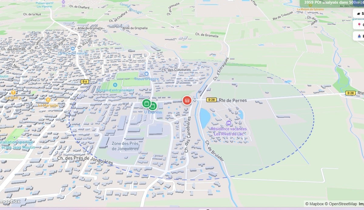 Vue aérienne cartographique du quartier de Saint-Saturnin-lès-Avignon montrant les rues, zones résidentielles et commerces environnants. Le plan indique la Route de Pernes