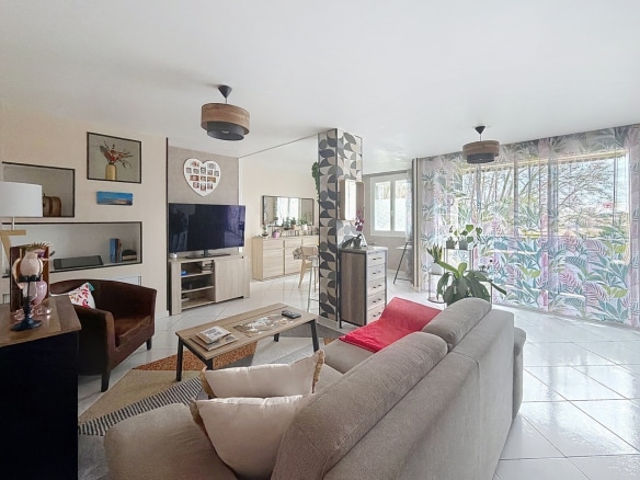 grand séjour donnat sur balcon, espace salon avec canapé clair et table basse