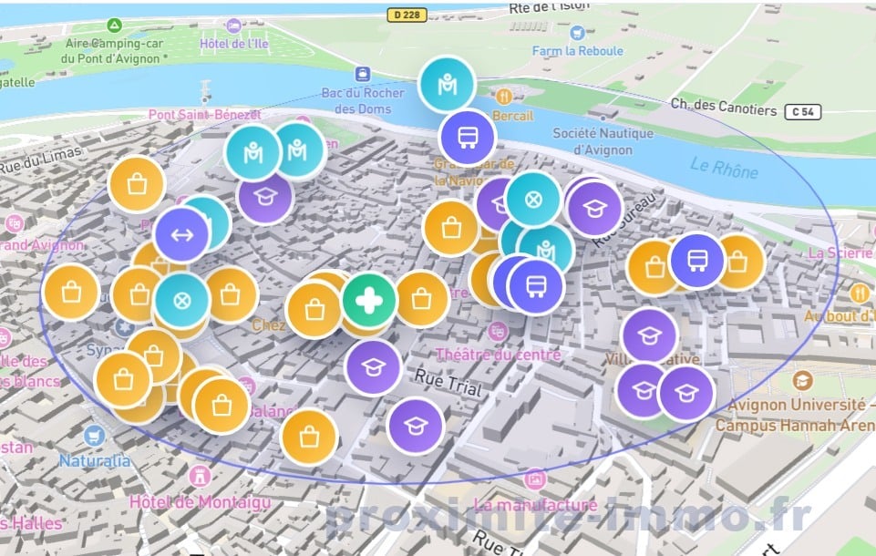 Vue aérienne 3D du centre historique d'Avignon avec marqueurs de points d'intérêt colorés. La carte montre le Pont Saint-Bénézet, le Rhône, l'université et les principaux commerces du secteur intra-muros.