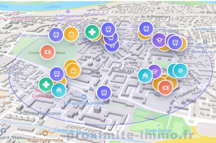 Vue 3D d'une carte interactive du quartier Massillargues à Avignon avec marqueurs de services de proximité. La zone délimitée en bleu montre les commerces, transports, écoles et pharmacies accessibles à pied depuis le bien.