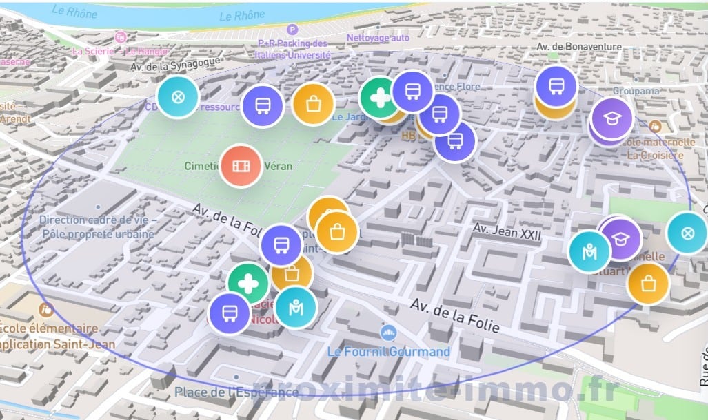 Vue aérienne 3D d'une carte interactive du quartier de la Croisière à Avignon avec marqueurs colorés indiquant commerces, transports et services. Le périmètre de recherche est délimité par un cercle bleu englobant les avenues de la Folie et Jean XXII.