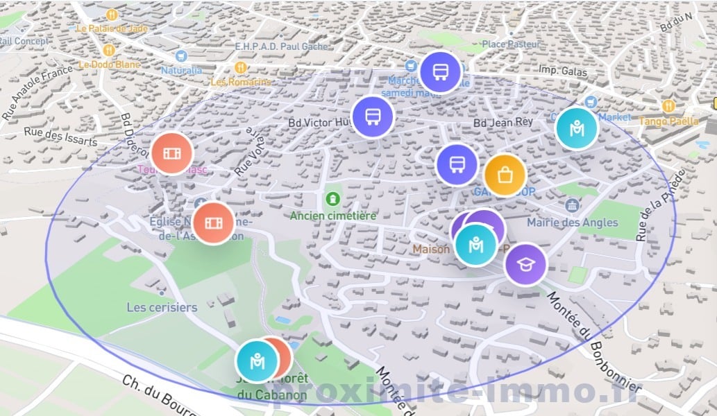Carte 3D du quartier résidentiel des Angles montrant la localisation de la maison. Icônes indiquant commerces, transports, écoles et mairie à proximité dans un rayon de 500 mètres environ.