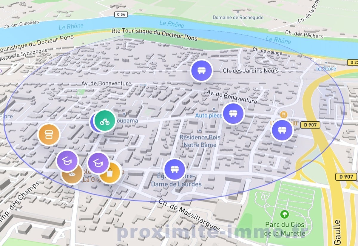 Carte interactive en vue 3D du quartier Bois Notre-Dame à Avignon, avec un périmètre de recherche elliptique en bleu centré sur la Résidence Bois Notre-Dame. Des icônes colorées indiquent les points d'intérêt à proximité : arrêts de bus en violet, écoles en violet foncé, commerces en orange et une station vélo en vert, le long des avenues de Bonaventure et du Chemin de Massillargues, à proximité du Rhône.