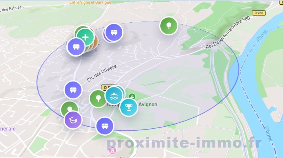 Carte interactive affichant la zone de recherche autour de Villeneuve-lès-Avignon avec un cercle bleu délimitant le périmètre et des marqueurs colorés indiquant les commodités proches. Les icônes représentent des transports en commun, équipements sportifs, établissements scolaires et commerces de proximité dans le secteur du Chemin des Oliviers.