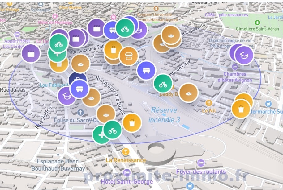 Carte interactive en vue 3D du quartier Palais de Justice à Avignon, affichant des marqueurs colorés indiquant les commerces, transports, écoles et services à proximité. Une zone circulaire délimitée en bleu englobe les points d'intérêt autour du bien, situé entre la Rue Jacques Tati et la Rue Alexandre Blanc.