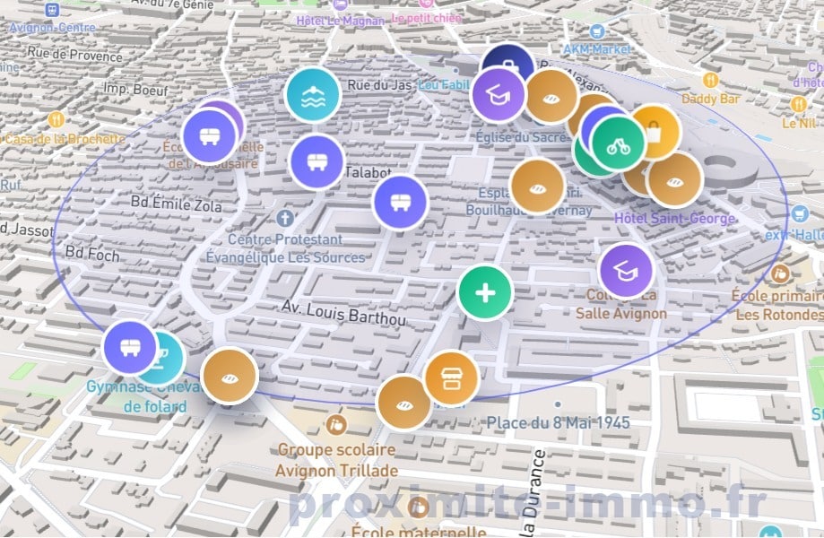 Carte 3D interactive du quartier des Sources à Avignon, centrée sur la localisation du bien, avec pictogrammes indiquant les commerces, transports en commun, écoles et équipements sportifs à proximité. Périmètre de recherche matérialisé par un cercle bleu sur fond de modélisation urbaine en relief gris.