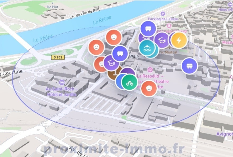 Vue aérienne 3D du quartier des Remparts à Avignon avec le Rhône visible au nord, affichant un score de proximité de 95/100 et plusieurs icônes de services à proximité. La carte met en évidence une zone elliptique bleue centrée sur le bien, entourée de marqueurs colorés indiquant transports, commerces et équipements scolaires.