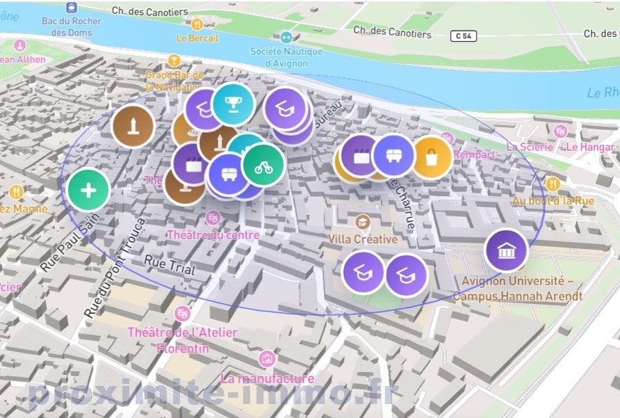 Vue aérienne 3D du centre historique d'Avignon avec localisation des points d'intérêt autour du bien, incluant transports, commerces et établissements scolaires. Carte interactive issue de la plateforme Proximite-immo.fr affichant des icônes colorées représentant les équipements de quartier dans un périmètre délimité par un cercle bleu.