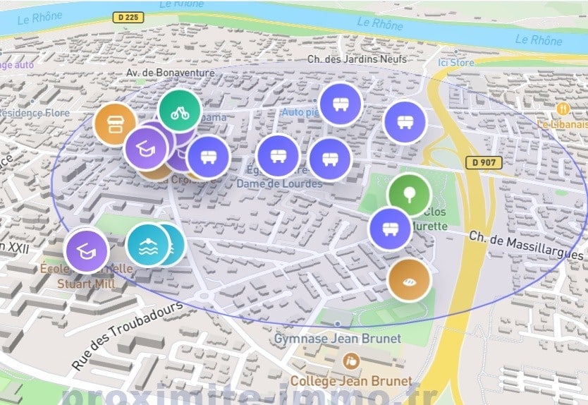 Carte de localisation 3D du quartier La Croisière à Avignon affichant les équipements de proximité sous forme d'icônes colorées : arrêts de bus en bleu, école en violet, piscine en vert et commerces en orange. Le Rhône est visible en bordure nord de la carte, avec les axes routiers D225 et D907 identifiés.