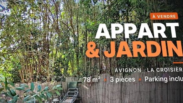 Rez-de-jardin privatif d'un appartement en vente à Avignon, délimité par une clôture en canisse, avec une dense végétation de bambous et arbustes en arrière-plan.