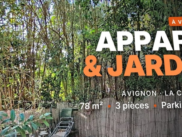 Rez-de-jardin privatif d'un appartement en vente à Avignon, délimité par une clôture en canisse, avec une dense végétation de bambous et arbustes en arrière-plan.