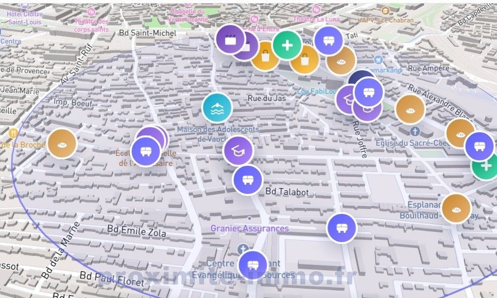 Carte 3D du quartier des Sources à Avignon représentant les commerces, transports et équipements dans un rayon de 500 mètres autour du bien, avec des marqueurs colorés indiquant les boulangeries, arrêts de tram, pharmacies et écoles. Les bâtiments sont rendus en volume gris clair sur fond de plan de rues avec les noms des voies et boulevards environnants visibles.